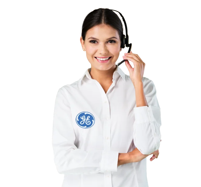 Técnico autorizado General Electric documentando una reparación en San Salvador